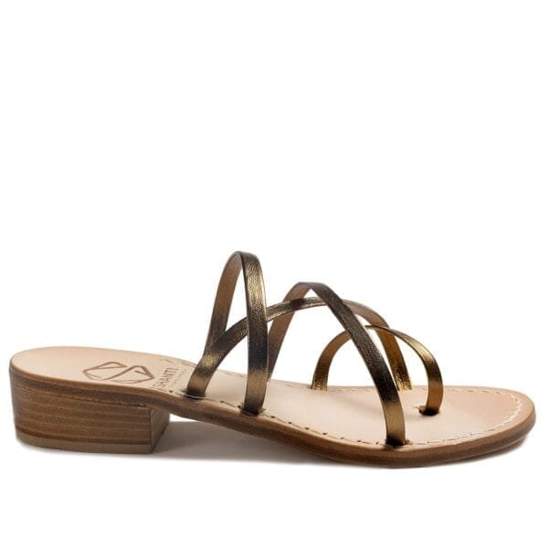Sandalo in vera pelle con suola in cuoio Toscano, interamente fatto a mano con antiscivolo e tacco da 1cm o 3cm color bronzo. 100% regolabile